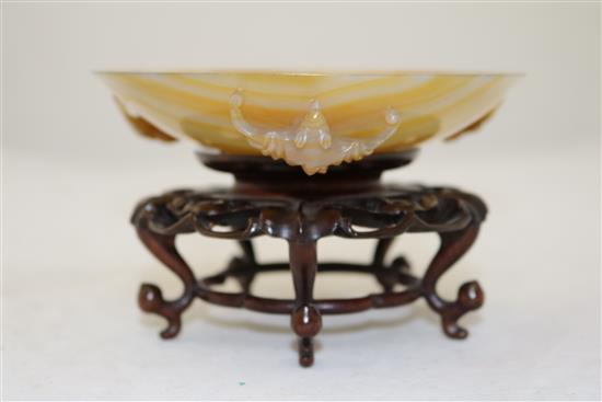 A Chinese chalcedony bats saucer dish, late 19th/early 20th century,